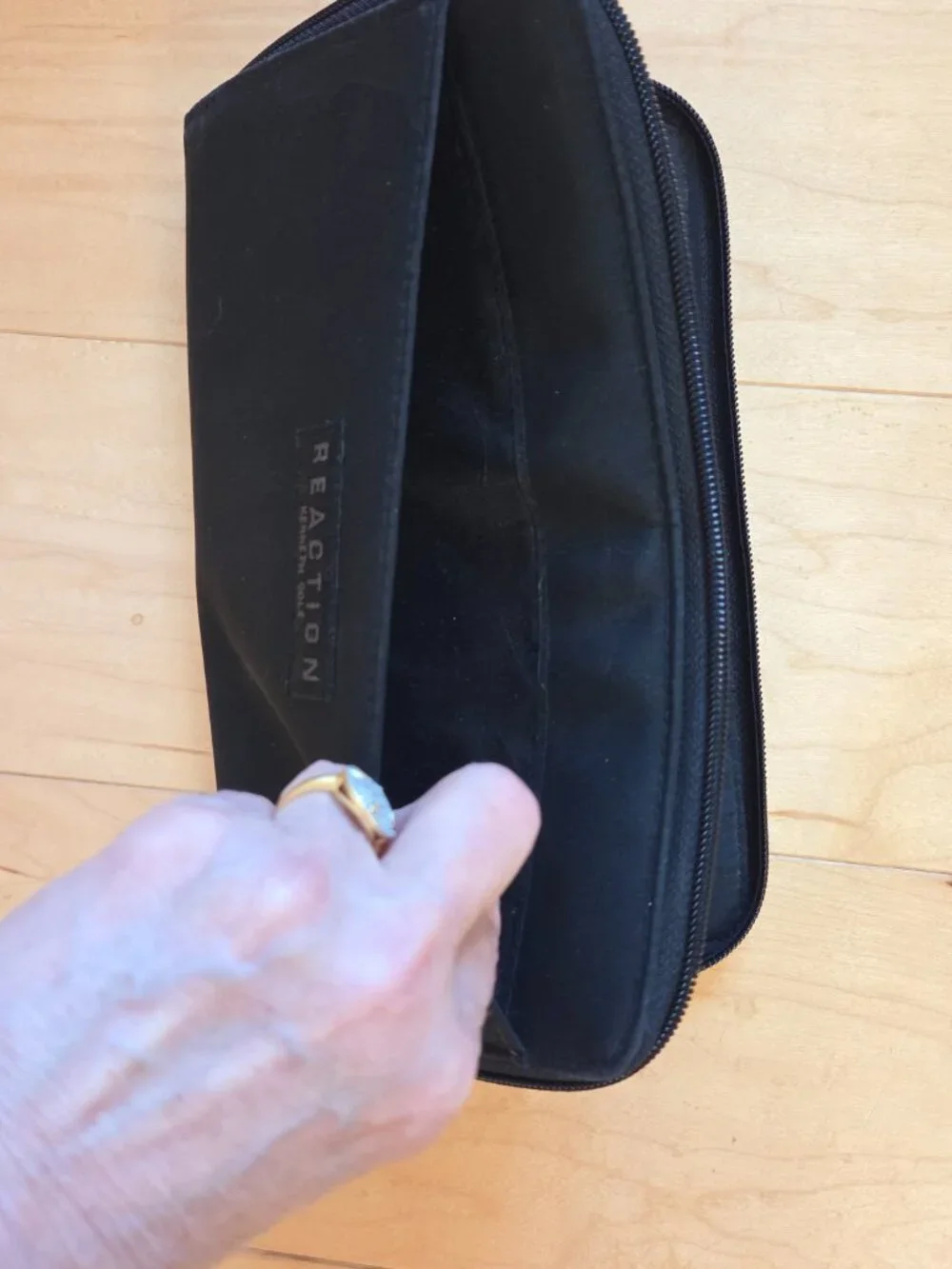 Reaction Kenneth Cole Travel Wallet Black Nylon Zip In Good pre-loved condition